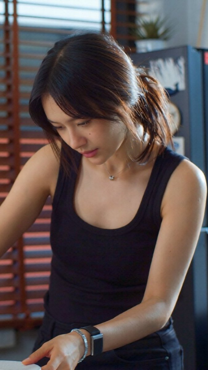 xo4ix's tweet photo. these sleeveless tops on P'Deer??? 😭 SHE'S HOT AS HELL https://t.co/lOwROiiBn8