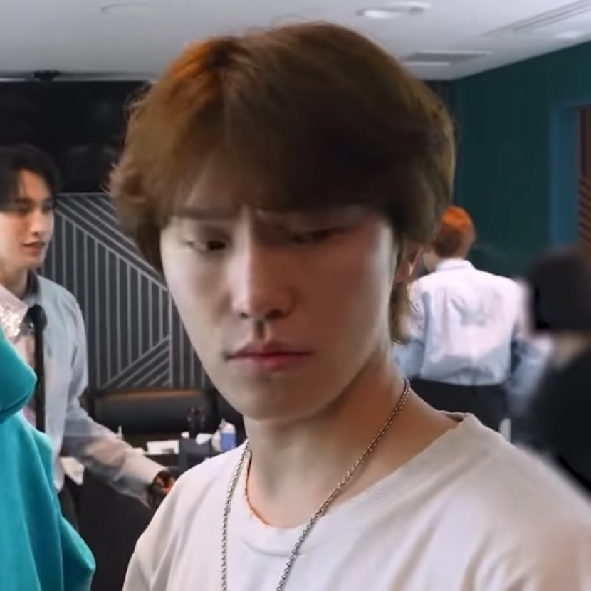 cosmokwan's tweet photo. 🌻: “don’t leave, even if it’s boring”
🦦:  “we wouldn’t, we’ll stay til the end!”

dino’s displeased expression 😭 the number one DXS fan would NEVER leave their concert early https://t.co/EcBUmQH2Us