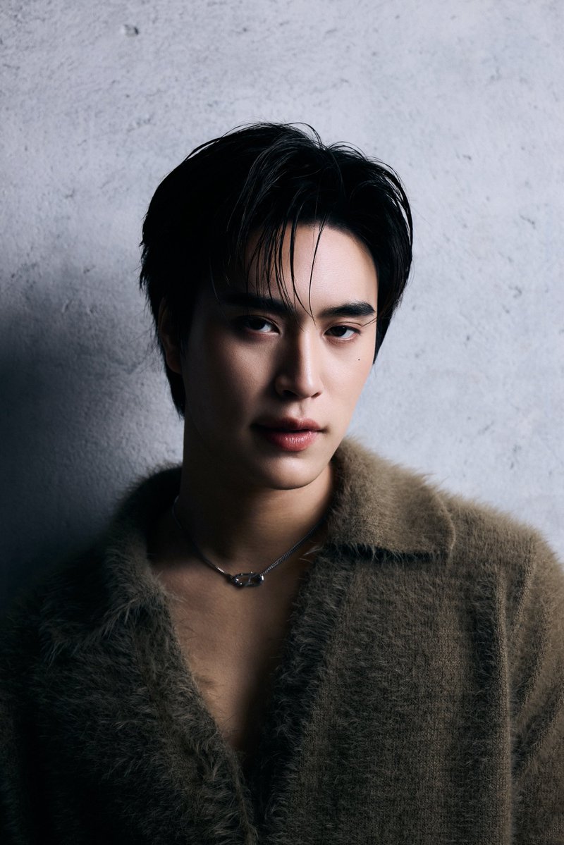TalkinTrend's tweet photo. “GEMINI” ส่งเพลงช้า “ไม่มีวัน“ (Fragile) พร้อมโชว์สกิลร่วมแต่งทำนองคว้าสาวสวยน้องใหม่ “โยเกิร์ต” รับบทนางเอกMV ถ่ายทอดถึงอารมณ์

 GEMINI FRAGILE MV
#GeminiFragileMV
#Gemini_NT #เจมีไนน์

หลังปล่อยซิงเกิลที่แสนจะอันตรายอย่าง“Dangerous” ที่เซ็กซี่โดนใจแฟนเพลงทั่วโลกไปแล้ว ล่าสุดศิลปินหนุ่มฮอต “GEMINI” หรือ“เจมีไนน์ นรวิชญ์ ฐิติเจริญรักษ์” จาก  “RISERMUSIC“ กลับมาอีกครั้ง พร้อมเพลง POP R&B  “ไม่มีวัน“ (Fragile) ถ่ายทอดความรู้สึกของคนที่อยากกลับไปแก้ไขรอยร้าวในความสัมพันธ์  งานนี้เจ้าตัวยังได้โชว์สกิลด้านดนตรีร่วมแต่งทำนอง ร่วมกับ ”แกงส้ม“ (ธนทัต ชัยธรรถ“ และ “แอ้ม”(อัจฉริยา ดุลยไพบูลย์)  พร้อมดึงสาวสวยน้องใหม่ “โยเกิร์ต โยษิตาวสุภิรักษ์” ร่วมเล่น MV ทำให้เพลงนี้ถูกถ่ายทอดออกมาเข้าถึงอารมณ์มากยิ่งขึ้น
“GEMINI” เล่าเบื้องหลังการทำงานว่า“สำหรับซิงเกิล  “ไม่มีวัน” (Fragile)” เป็นเพลงช้า POP R&B  เนื้อหาของเพลงเล่าถึง ความรู้สึกผิดที่ทำให้คนที่รักต้องเสียใจ จนกลายเป็นรอยร้าวในความสัมพันธ์  ที่ต่อให้อยากจะย้อนเวลากลับไปแก้ไขเท่าไหร่ ก็รู้ว่าเธอไม่มีวันกลับมา เหมือนกับแก้วที่แตกไปแล้วต่อให้เราพยายามซ่อมแซมก็ยังมีรอยร้าวอยู่ดี ก็เป็นเพลงช้าอกหักต่างจากซิงเกิลที่ผ่านมาที่ดูอินเลิฟ  ซึ่งเบื้องหลังการทำงานเพลงนี้ เตรียมตัวกันเต็มที่ พอเห็นเนื้อเพลงก็มีโอกาสเสนอไอเดียร่วมแต่งทำนอง ร่วมกับ “พี่แกงส้ม” และ “พี่แอ้ม” ออกมาเป็นไฟนอลที่ผมชอบมากๆ และคิดว่าเนื้อหาของเพลงน่าจะตรงกับเรื่อง��าวของใครหลายๆ คน  ส่วนตัว MV แทนความสัมพันธ์เป็นเหมือนกระจกที่แตก พยายามเอาเศษกระจกมาต่อกัน แต่สุดท้ายก็ไม่มีทางเหมือนเดิม ซึ่งนางเอกของเพลงนี้ ได้ “โยเกิร์ต” มาร่วมแสดงด้วย สำหรับผมรู้สึกว่าคาแรคเตอร์ของ “โยเกิร์ต” ทำให้มู๊ดออกค่อนข้างตรงกับคอนเซ็ปต์ของเพลงมากครับ อยากให้ทุกคนไปชม MV กันเยอะๆ นะครับ”
สามารถรับชมมิวสิควีดิโอเพลง “ไม่มีวัน”(Fragile)” ของ “GEMINI” ได้���ี่ YouTube: RISER MUSIC และรับฟังผ่าน Music Streaming ทุกแพลตฟอร์ม และติดตามข่าวสารได้ที่ Facebook, Instagram, X, TikTok ของRISER MUSIC