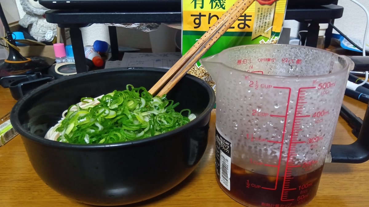 shimada_tomoki's tweet photo. もりそば。いつも、計量カップで麺つゆの濃度を調整して、お椀に移してたけど、移す必要、ないんじゃ…と思って、そのまま食べる。少し、時間を捻出できる。 https://t.co/HsINfQbz2n