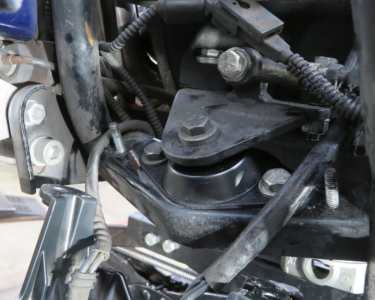 NorbertoMax5's tweet photo. ◆Introducing the reinforced Heavy-Duty Engine Mount Bush◆

Here’s an installation example
*038997: Heavy-Duty Engine Mount Bush for 1979–2008 FLT and FXR models

Unlike seals, engine mount bushes are rarely replaced. As a result, they may https://t.co/dSkRZYgZuF