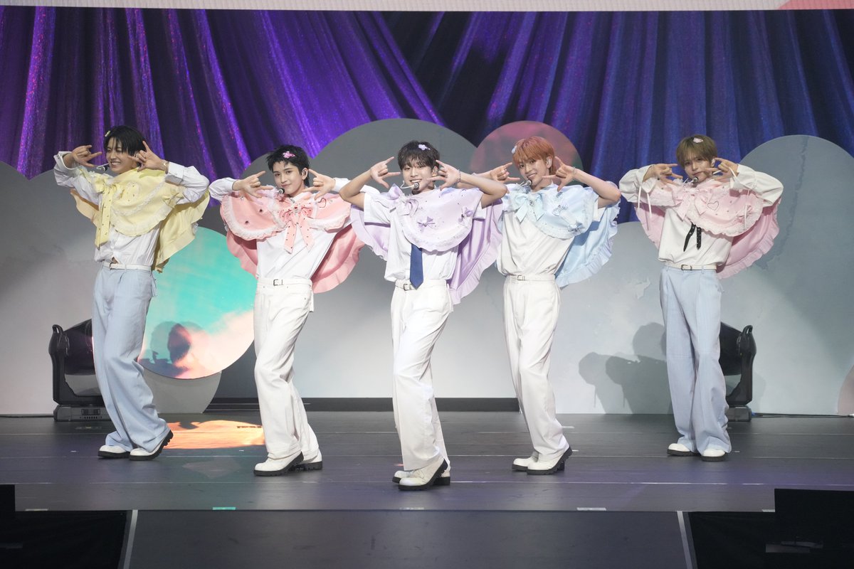 oricon's tweet photo. VIBY、念願の武道館公演✨️
わずかデビュー後2ヶ月という異例のスピード🌀
TOMOに感謝「最高の景色をありがとう❗️」

📷️公演写真も到着
https://t.co/2OmJQaymh9

#VIBY_LAND @Official_VIBY https://t.co/yuXrfXlVOv
