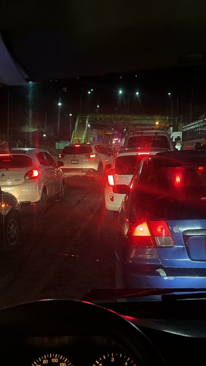 Tercoguerrero's tweet photo. Fuerte tránsito en cercanías de Ciudad Real por una persona atropellada @SantosDalia https://t.co/C0l9FBJQRO