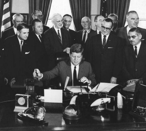 Astro_Cady's tweet photo. #OTD 8/31/1962: as #Telstar1 circled the 🌍#Earth and after months of debate, President Kennedy signed the Communications Satellite Act which created the Communications Satellite Corporation (#COMSAT) and committed the U.S. to build a global communications 📡#satellite system. https://t.co/0FXJe8c2UN