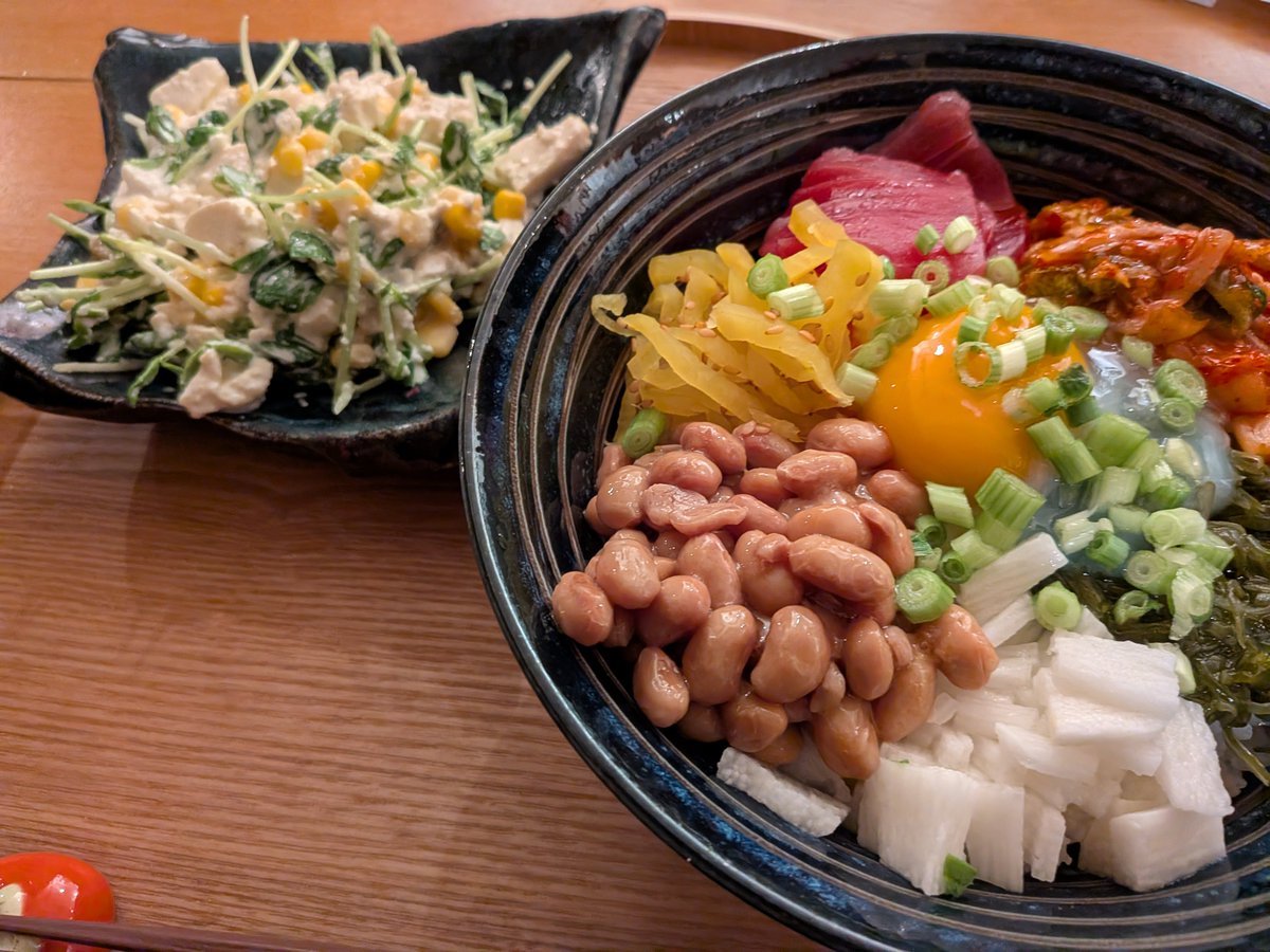odesuooo's tweet photo. マグロが半額だた🤑　豆苗サラダと混ぜのっけご飯。毎日これでいいのでは？
#料理好きな人と繋がりたい
#料理記録 https://t.co/XYiOStlIt0