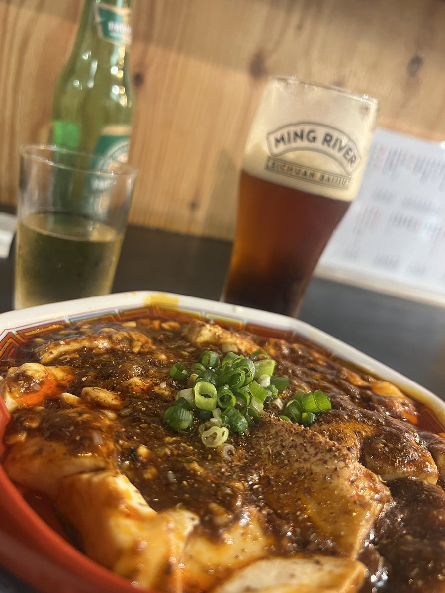 Rascal2519's tweet photo. 仕事が早く終わったけど泊まり確定なので赤坂見附で麻婆豆腐と紹興酒ビールで優勝。 https://t.co/2tZ1YcHa2c