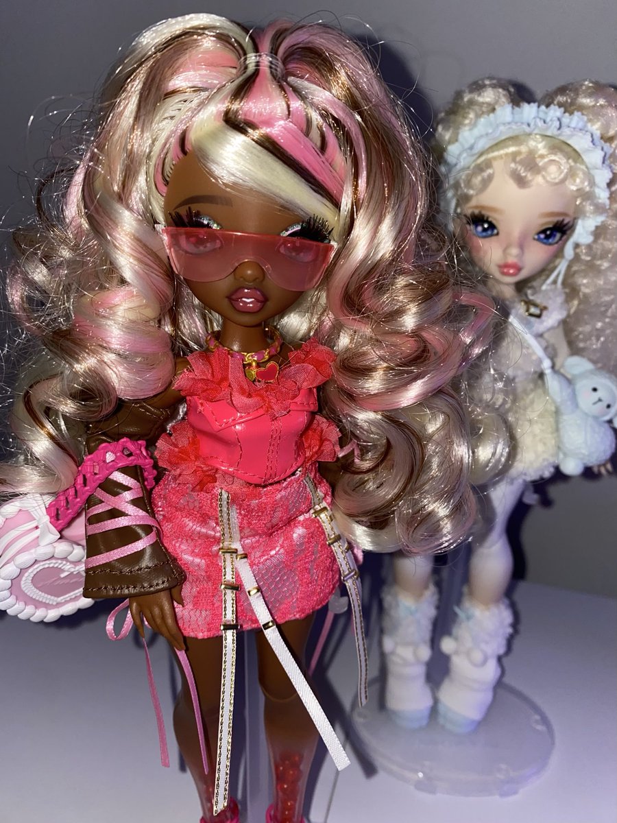_ceraphin's tweet photo. Mirror Mi is the reason I now collect dolls 🫡💝 Amora Valentina is my favorite. My inner child is elated. My last 2 out of the 6 will arrive in the mail soon :> https://t.co/wErZMpX7zu