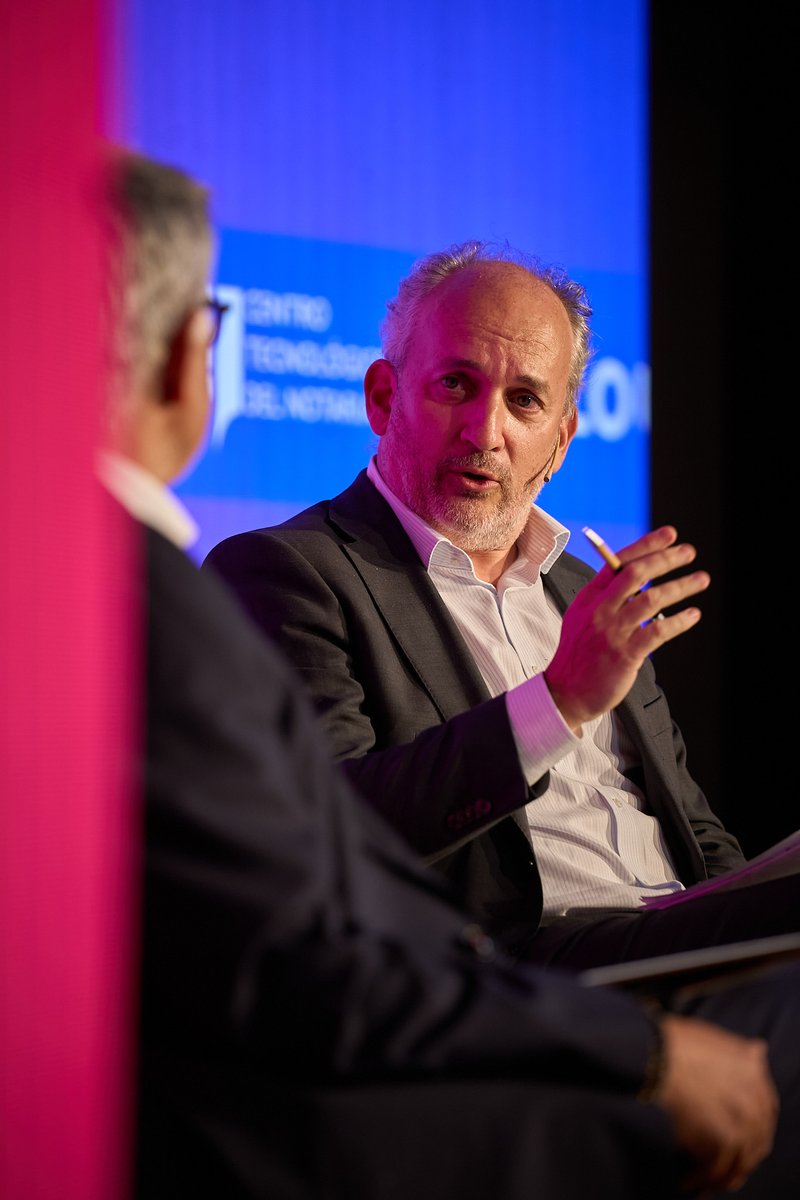 AMETIC_es's tweet photo. 🤝 Josep Aracil (@inetum_es) y Jorge Morillo ( @SAP España) han debatido en Santander40 sobre IA, competitividad e innovación, desde la perspectiva de un integrador y un proveedor de tecnología europeos.

💬 "La pregunta es muy clara: productividad medible. ¿Cómo esto tiene impacto real en la cuenta de resultados?", ha explicado Aracil, que ha defendido que la IA debe integrarse en los procesos de negocio del día a día, no quedarse en pruebas de concepto aisladas.

🏛️ Morillo ha explicado la estrategia de SAP: no construir modelos fundacionales propios, sino integrar agentes de IA directamente donde ya trabajan los clientes, aprovechando el dato de negocio único que custodian los ERP.

⚖️ Sobre la soberanía digital, Morillo ha propuesto cuatro pilares, datos en Europa, operaciones europeas, jurisdicción y valores europeos, y cumplimiento normativo, y ha pedido una definición armonizada y una certificación única a nivel europeo, en lugar de 27 definiciones distintas.

📊 Aracil ha compartido datos de un estudio con la Fundación Cotec: más de 8.500 empresas tecnológicas españolas ya trabajan en IA, y el 53% de las que se dedican a digitalización lo hacen ya con soluciones de inteligencia artificial. Con 160.000 pymes y solo 5.000 grandes empresas en España, ha insistido en que innovación y talento son las claves para que la IA llegue también al tejido empresarial mediano.

📺 Sigue todo el evento en directo → https://t.co/ZhNsyfIWJV

#Santander40 #InteligenciaArtificial #AMETIC