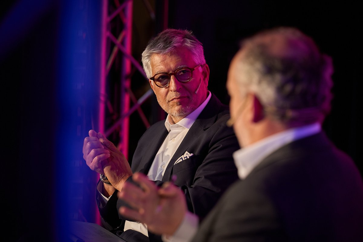 AMETIC_es's tweet photo. 🤝 Josep Aracil (@inetum_es) y Jorge Morillo ( @SAP España) han debatido en Santander40 sobre IA, competitividad e innovación, desde la perspectiva de un integrador y un proveedor de tecnología europeos.

💬 "La pregunta es muy clara: productividad medible. ¿Cómo esto tiene impacto real en la cuenta de resultados?", ha explicado Aracil, que ha defendido que la IA debe integrarse en los procesos de negocio del día a día, no quedarse en pruebas de concepto aisladas.

🏛️ Morillo ha explicado la estrategia de SAP: no construir modelos fundacionales propios, sino integrar agentes de IA directamente donde ya trabajan los clientes, aprovechando el dato de negocio único que custodian los ERP.

⚖️ Sobre la soberanía digital, Morillo ha propuesto cuatro pilares, datos en Europa, operaciones europeas, jurisdicción y valores europeos, y cumplimiento normativo, y ha pedido una definición armonizada y una certificación única a nivel europeo, en lugar de 27 definiciones distintas.

📊 Aracil ha compartido datos de un estudio con la Fundación Cotec: más de 8.500 empresas tecnológicas españolas ya trabajan en IA, y el 53% de las que se dedican a digitalización lo hacen ya con soluciones de inteligencia artificial. Con 160.000 pymes y solo 5.000 grandes empresas en España, ha insistido en que innovación y talento son las claves para que la IA llegue también al tejido empresarial mediano.

📺 Sigue todo el evento en directo → https://t.co/ZhNsyfIWJV

#Santander40 #InteligenciaArtificial #AMETIC