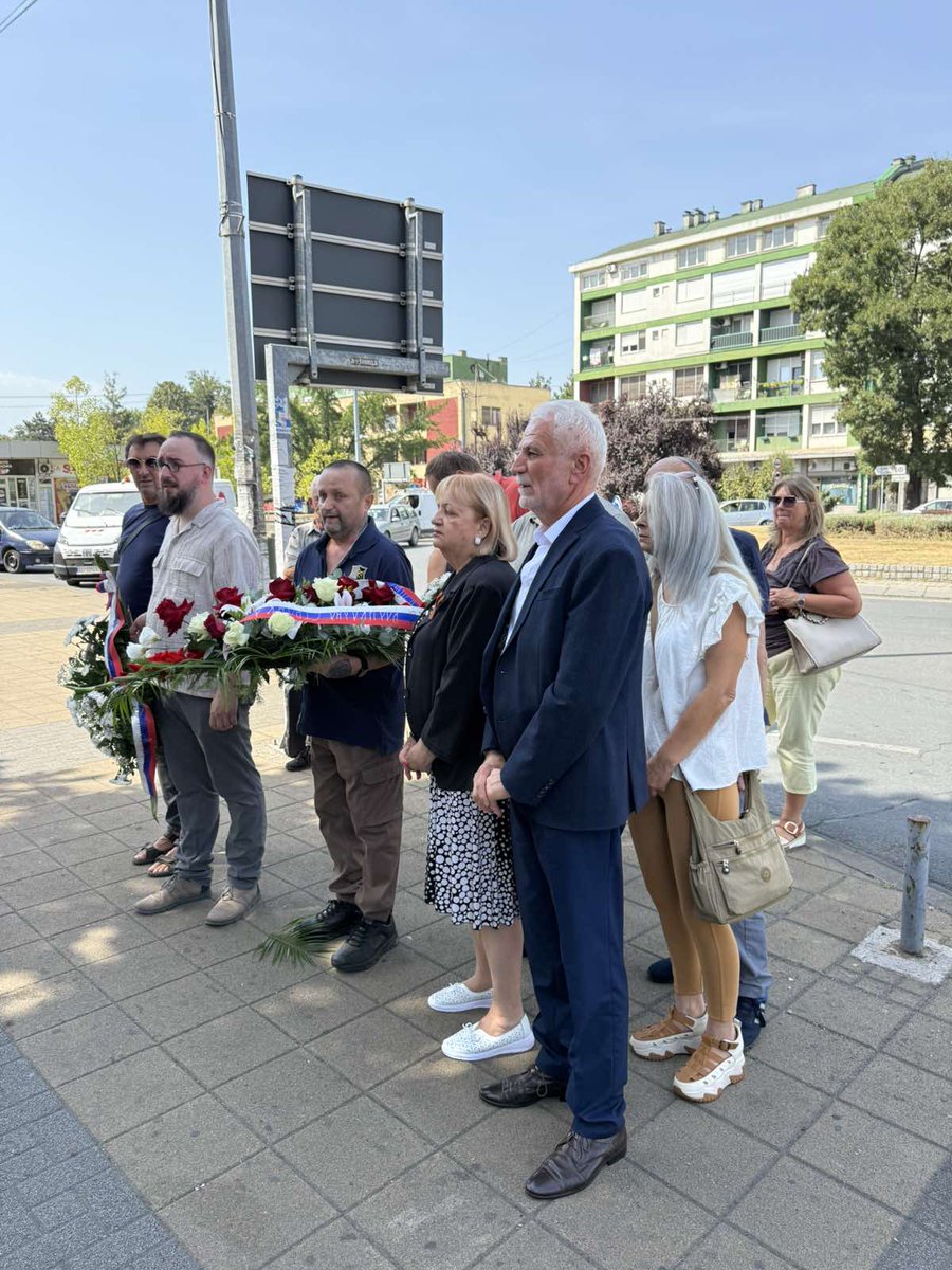 srpski_radikali's tweet photo. СРПСКИ РАДИКАЛИ ПОЛОЖИЛИ ВЕНАЦ И ПОКЛОНИЛИ СЕ СЕНИМА ЧЕТНИЧКОГ ПОТПУКОВНИКА ВЕСЕЛИНА МИСИТЕ

Српска радикална странка, као изразито национална партија, од свог оснивања чини све да сачува и оснажи српске националне интересе.

Комунисти су деценијама покушавали да сакрију чињеницу да је први ослобођени град од нациста у Европи била Лозница и да је Лозницу, 31. августа 1941. године, ослободио четнички потпуковник Веселин Мисита са својим четницима и храбрим борцима Јадра. Мисита је убијен у овој акцији, а комунистички режим је лажно представљао да су Лозницу ослободили устаници.

Истину су обелоданили српски радикали, који су пре три деценије испред страначких просторија, где је једино било могуће, у Лозници поставили спомен-бисту четничком потпуковнику Мисити.

Коначно је спомен-биста, одлуком општинских власти, премештена на место погибије Веселина Мисите, на Трг Вука Караџића у Лозници, а Српска радикална странка подржала је ову општинску одлуку.

Ове године у име српских радикала венац на споменик Веселину Мисити положили су функционери Странке Вјерица Радета и Срето Перић, праћени симпатизерима и члановима лозничких радикала.