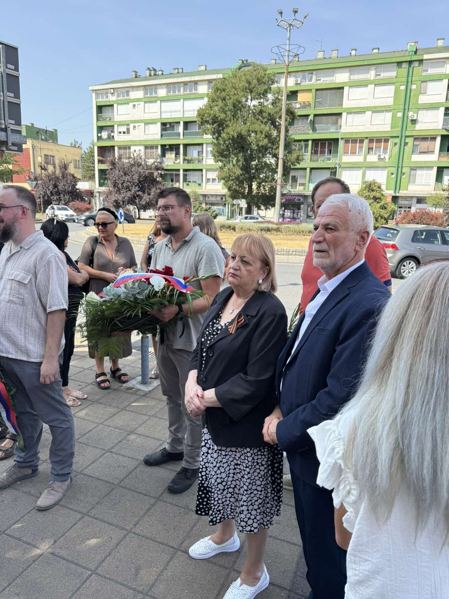 srpski_radikali's tweet photo. СРПСКИ РАДИКАЛИ ПОЛОЖИЛИ ВЕНАЦ И ПОКЛОНИЛИ СЕ СЕНИМА ЧЕТНИЧКОГ ПОТПУКОВНИКА ВЕСЕЛИНА МИСИТЕ

Српска радикална странка, као изразито национална партија, од свог оснивања чини све да сачува и оснажи српске националне интересе.

Комунисти су деценијама покушавали да сакрију чињеницу да је први ослобођени град од нациста у Европи била Лозница и да је Лозницу, 31. августа 1941. године, ослободио четнички потпуковник Веселин Мисита са својим четницима и храбрим борцима Јадра. Мисита је убијен у овој акцији, а комунистички режим је лажно представљао да су Лозницу ослободили устаници.

Истину су обелоданили српски радикали, који су пре три деценије испред страначких просторија, где је једино било могуће, у Лозници поставили спомен-бисту четничком потпуковнику Мисити.

Коначно је спомен-биста, одлуком општинских власти, премештена на место погибије Веселина Мисите, на Трг Вука Караџића у Лозници, а Српска радикална странка подржала је ову општинску одлуку.

Ове године у име српских радикала венац на споменик Веселину Мисити положили су функционери Странке Вјерица Радета и Срето Перић, праћени симпатизерима и члановима лозничких радикала.