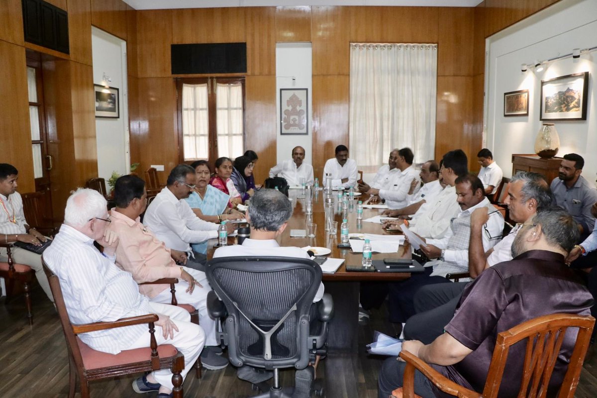 krishnabgowda's tweet photo. Bengaluru’s growth is a story built over decades - and its future must be shaped with the wisdom of that experience.

Today, I had the good fortune to interact with former Bengaluru Mayors to hear their perspectives on the city’s challenges, learn from their experience, and discuss what it will take to build a city that is better planned, better managed and ready for the future.