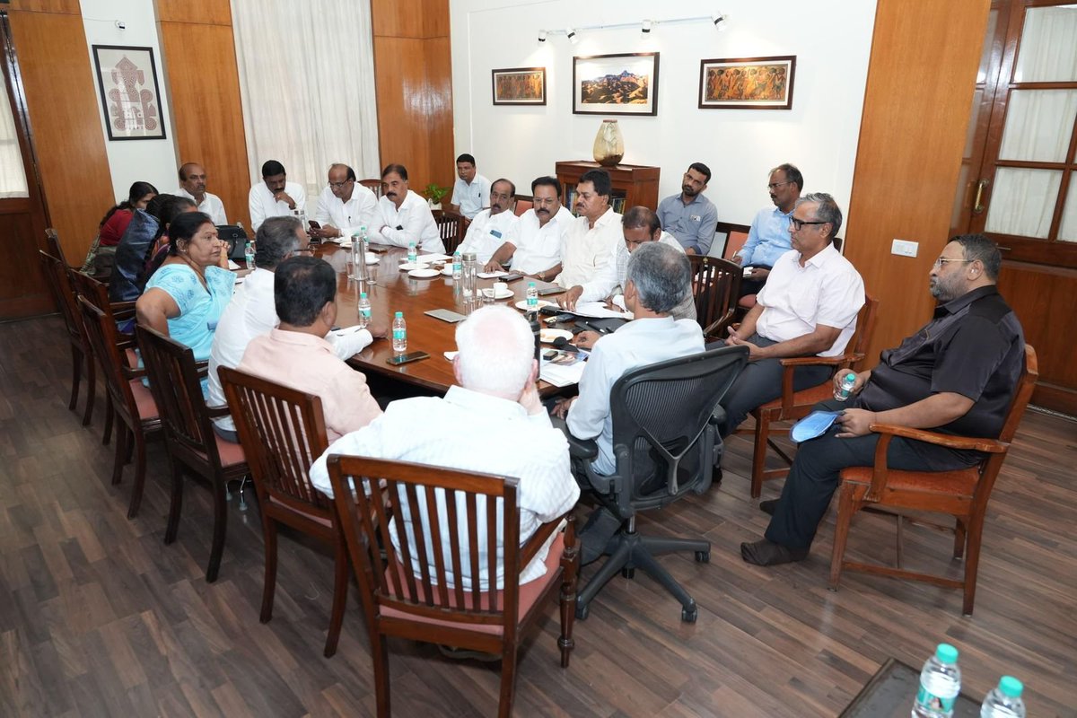 krishnabgowda's tweet photo. Bengaluru’s growth is a story built over decades - and its future must be shaped with the wisdom of that experience.

Today, I had the good fortune to interact with former Bengaluru Mayors to hear their perspectives on the city’s challenges, learn from their experience, and discuss what it will take to build a city that is better planned, better managed and ready for the future.