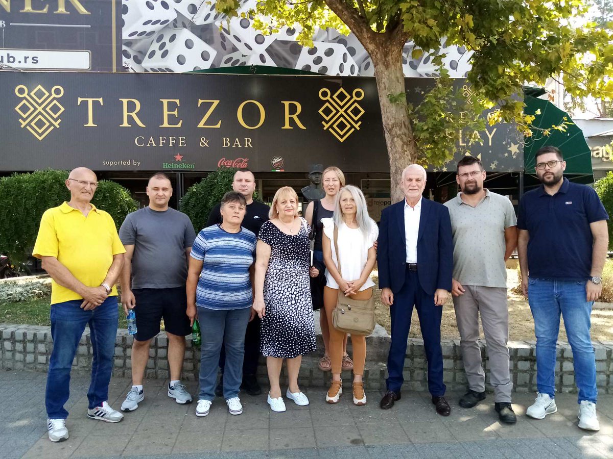 srpski_radikali's tweet photo. СРПСКИ РАДИКАЛИ ПОЛОЖИЛИ ВЕНАЦ И ПОКЛОНИЛИ СЕ СЕНИМА ЧЕТНИЧКОГ ПОТПУКОВНИКА ВЕСЕЛИНА МИСИТЕ

Српска радикална странка, као изразито национална партија, од свог оснивања чини све да сачува и оснажи српске националне интересе.

Комунисти су деценијама покушавали да сакрију чињеницу да је први ослобођени град од нациста у Европи била Лозница и да је Лозницу, 31. августа 1941. године, ослободио четнички потпуковник Веселин Мисита са својим четницима и храбрим борцима Јадра. Мисита је убијен у овој акцији, а комунистички режим је лажно представљао да су Лозницу ослободили устаници.

Истину су обелоданили српски радикали, који су пре три деценије испред страначких просторија, где је једино било могуће, у Лозници поставили спомен-бисту четничком потпуковнику Мисити.

Коначно је спомен-биста, одлуком општинских власти, премештена на место погибије Веселина Мисите, на Трг Вука Караџића у Лозници, а Српска радикална странка подржала је ову општинску одлуку.

Ове године у име српских радикала венац на споменик Веселину Мисити положили су функционери Странке Вјерица Радета и Срето Перић, праћени симпатизерима и члановима лозничких радикала.