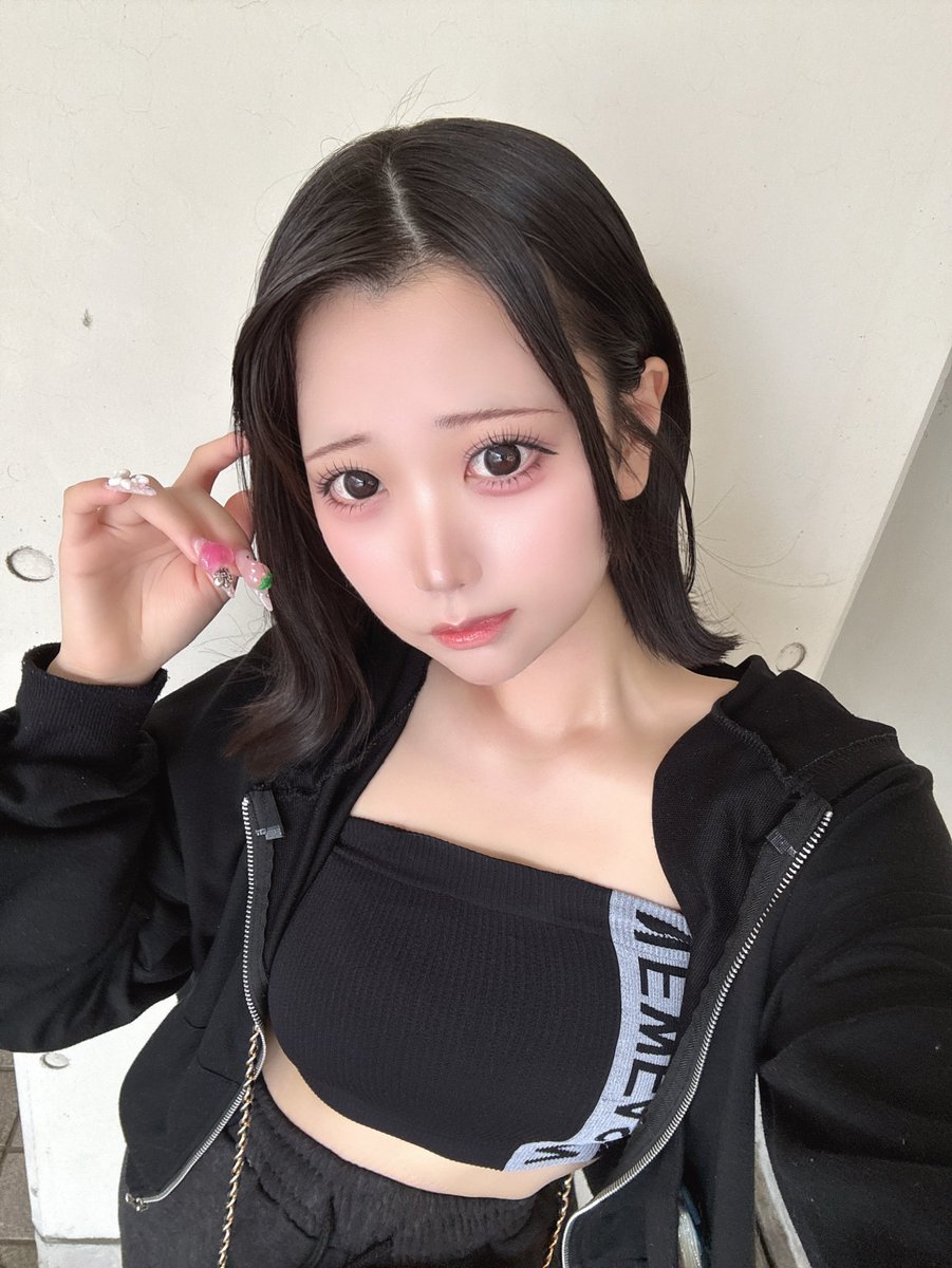jyapon_sara's tweet photo. ネイルで普段ギャルしないのバレてる https://t.co/SxVlHOM4AI