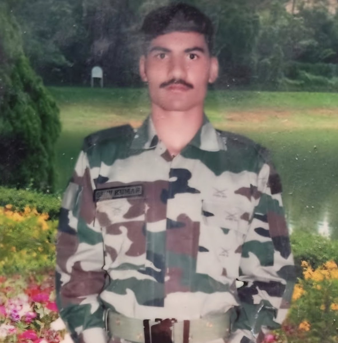 megirish2001's tweet photo. #BalidanDiwas #KnowOurHeroes 
Handsome and fit son of Smt Babli Devi and Shri Somnath from Kishtwar, J&K, young Shive Kumar had passion for body building and serving nation in uniform.

He succeeded doing both as a soldier of 15 JAK Rifles and 31 Rashtriya Rifles. But on this day in 2018, when he fought terrorists in Bandipora area till his last breath, his father received the Tricolour instead of his dear son 🙏🇮🇳

Rifleman Shive Kumar SC (P) left behind his old parents, beloved wife Pape Devi and 3 young children 

Please keep the family in your prayers on his Balidan Diwas today 🙏 

Never forget #FreedomIsNotFree 🇮🇳