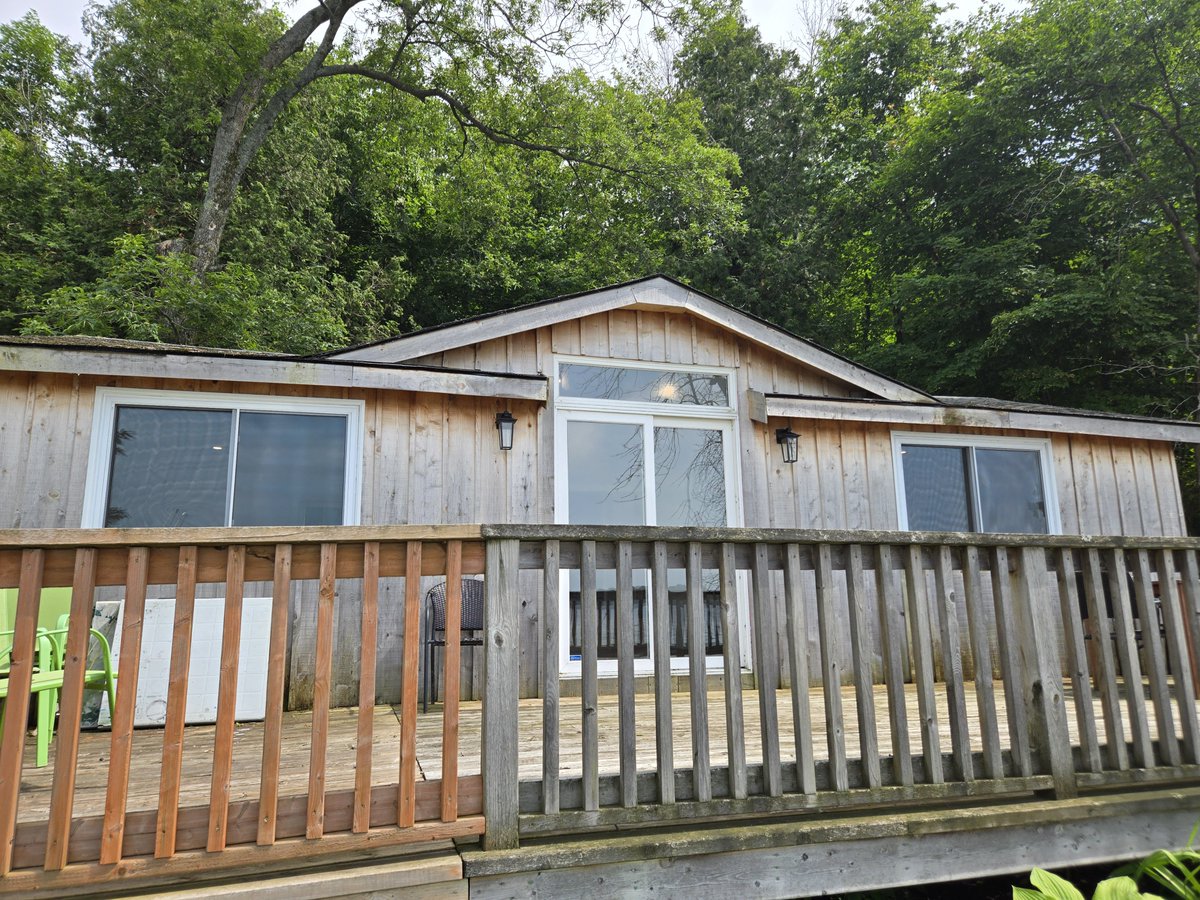 Sher417's tweet photo. Happy Monday! Add this one to your "must see" list! St. Lawrence River cottage on a sandy beach, on an acre, with views for miles! It's 46 Alarie Lane, Wolfe Island! MLS  X13159526. Only $399,900! https://t.co/XPBIfNJRcR #suttongroupmasters #waterfrontproperty #stlawrenceriver https://t.co/Qhng7LOZua