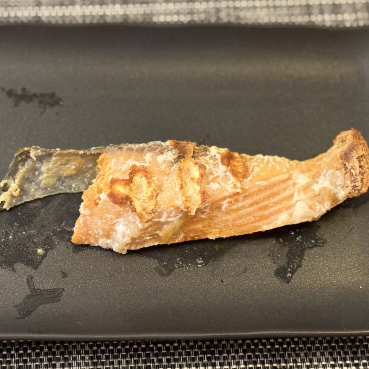 pijungui's tweet photo. 見なよ。これが米一杯食べた後のシャケの姿だよ https://t.co/BoW1qvkiXz