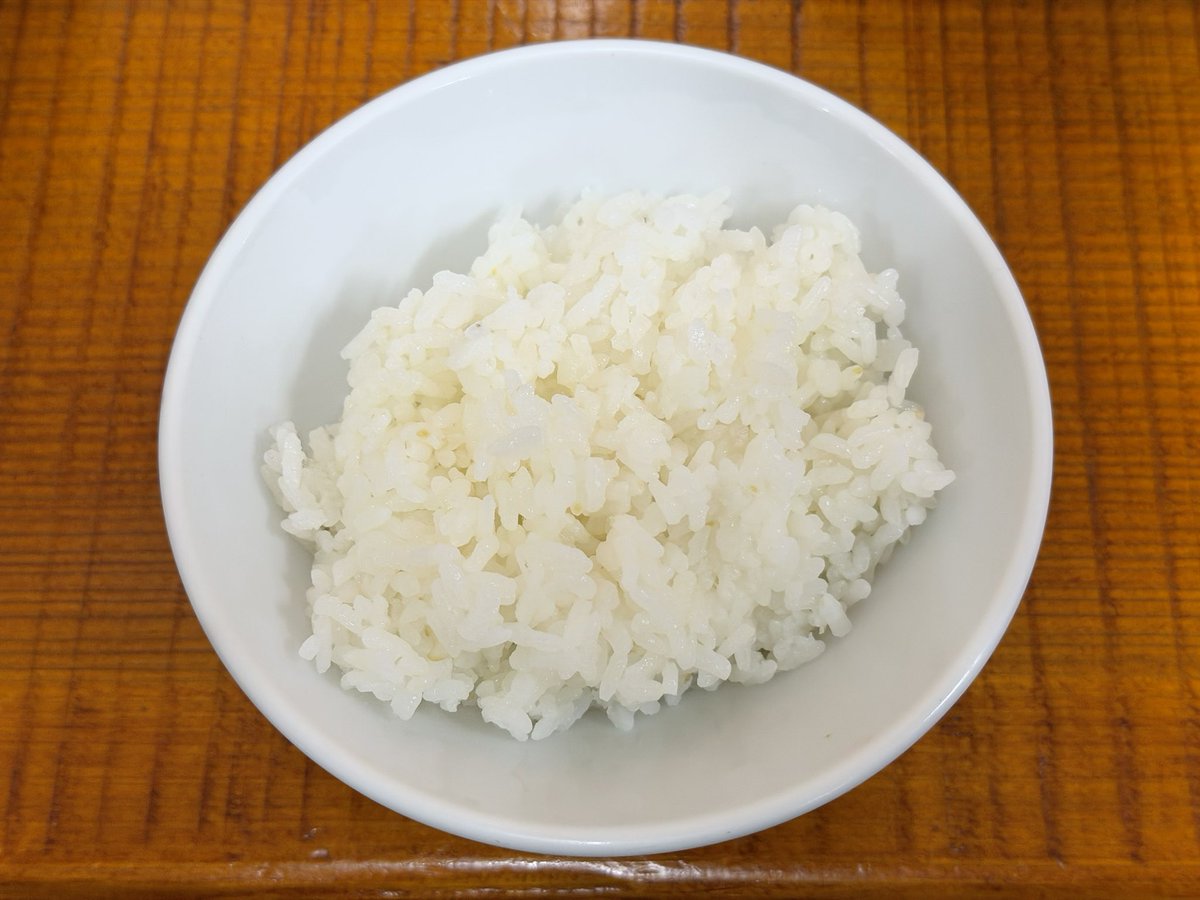 kansan10ryo's tweet photo. #ねぎとにんにく 
特製中華そば
ねぎ&amp;きゃべつ餃子各5個
ライス小

約2年半ぶりの訪問
たつの醤油に鶏ガラと節系のWスープ
節の酸味がやや強め
自家製の中太ストレート麺
バチバチ言いながら出てくる熱々鉄板餃子
ねぎ入れ放題

#たつの市新宮町 https://t.co/u0FOw09Qhz