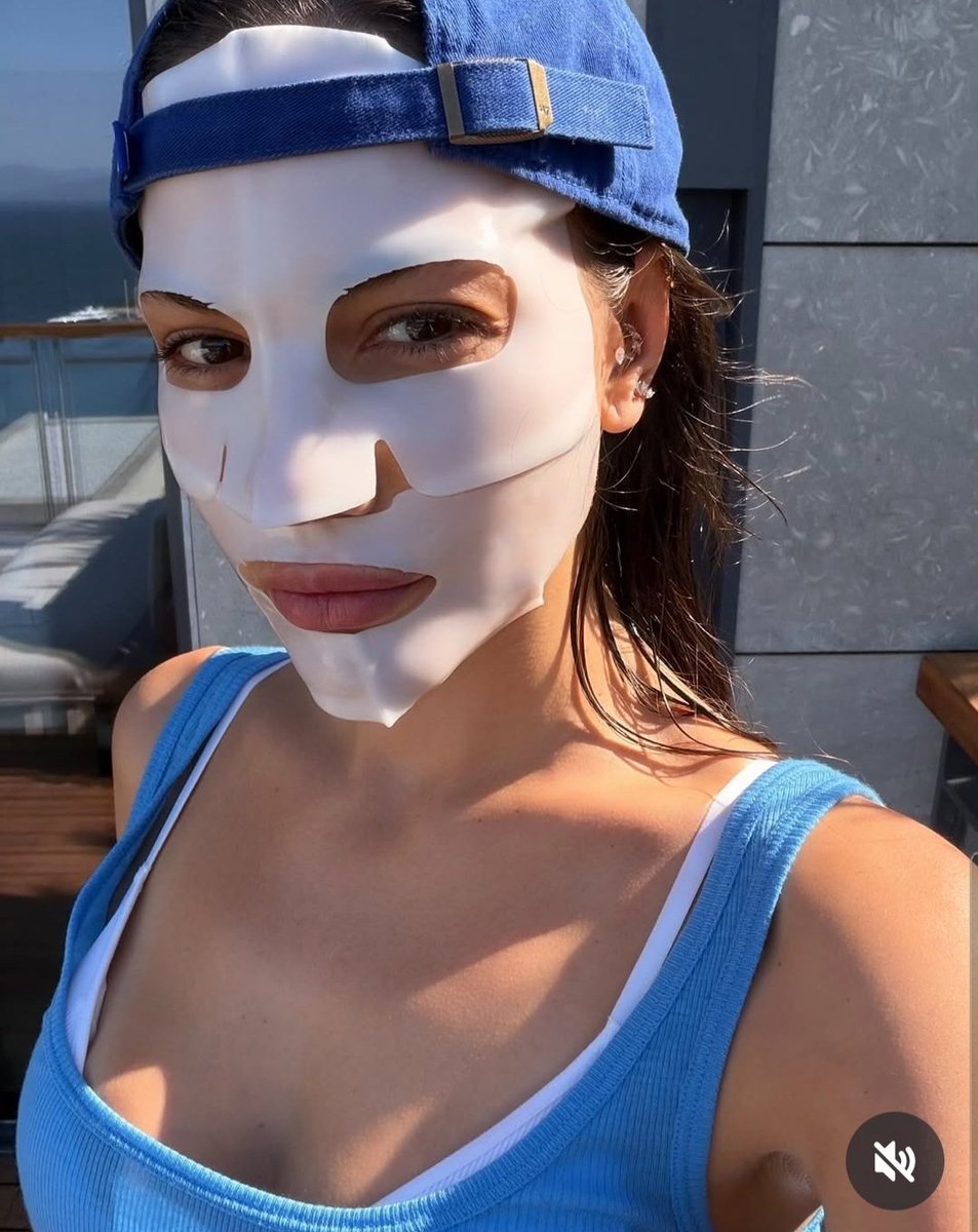dema_3099's tweet photo. Demet è iconica anche con la maschera sul viso. Troppo forte e simpatica
#DemetÖzdemir
#MaskTime
#SkincareRoutine
https://t.co/G2uA8PZ6M0 https://t.co/x2DdFXedWG