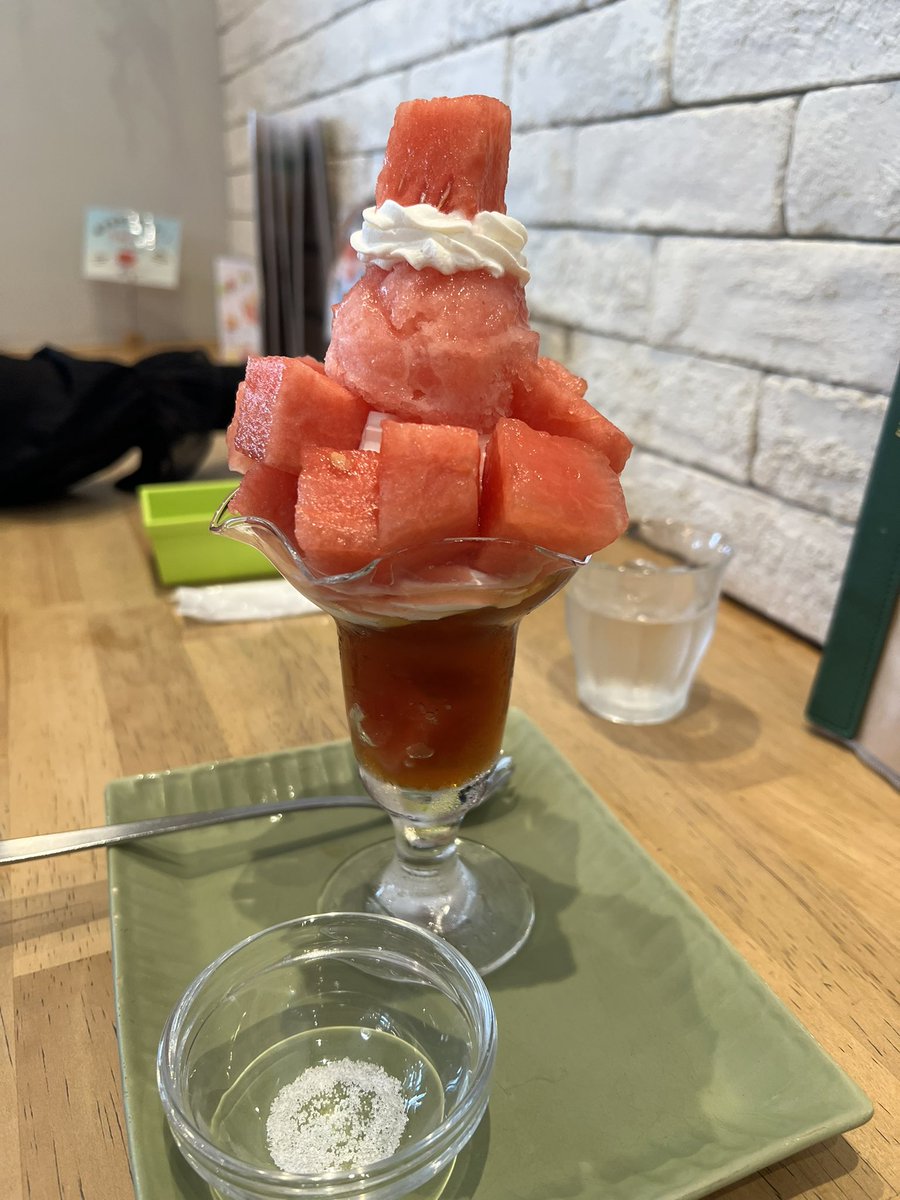 cake6432's tweet photo. 8月の休日に家族で、忍者ハウスという宿泊施設に行ってきました。棟貸しで何人泊まっても料金は同じ。入口からしてからくりのある面白い施設でした🥷
かき氷は近くのフルーツショップにて🍧
1泊でしたが、久しぶりの家族旅行でした😊大阪市内ですが🙂 https://t.co/Ljkybr62BW