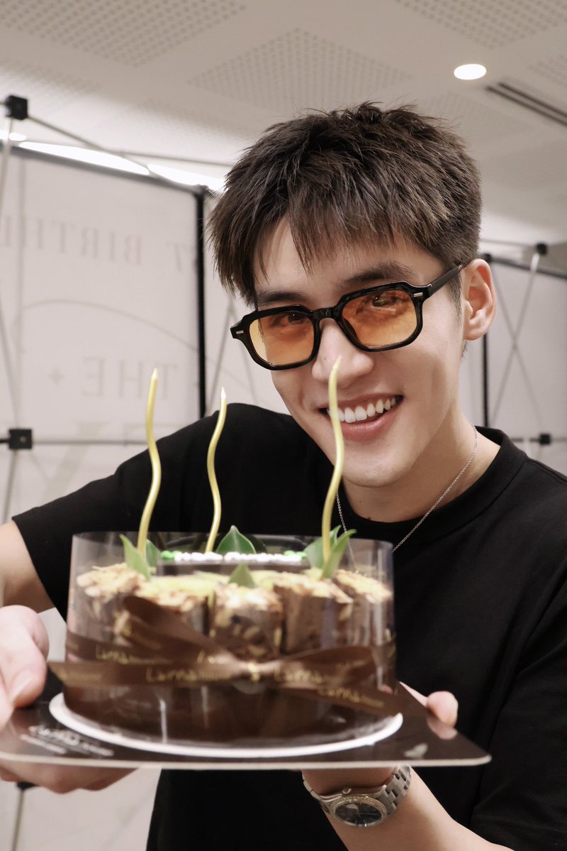 BlueLight_09's tweet photo. Leng ganteng nya nambah setelah potong rambut 🫠🥰

#LengThanaphon https://t.co/moWjdQ87Dv