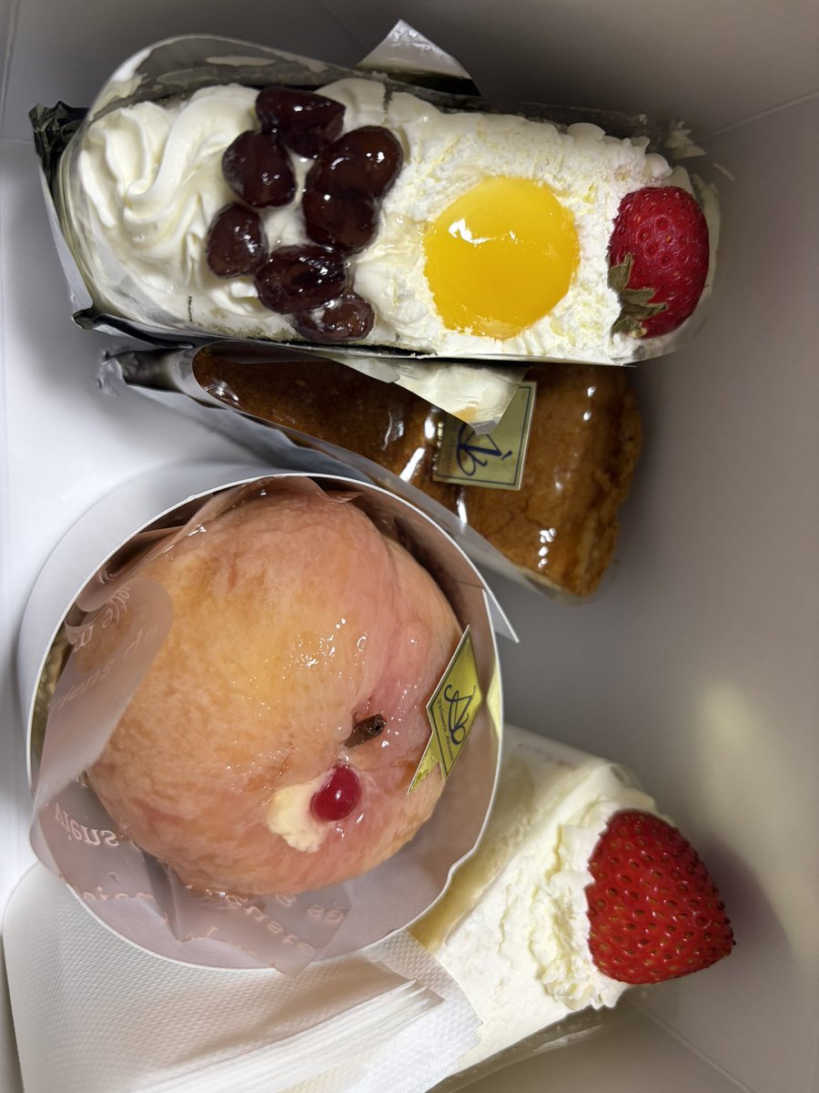 mk090_mk's tweet photo. これ全部食べたら1日のカロリーオーバーだと思う……がしかーし https://t.co/HbfmR1Hsux