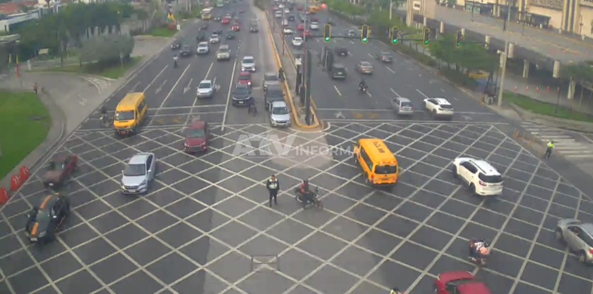 ATVInforma's tweet photo. #ATVInforma | Desde el sistema de videovigilancia del #CMVS se observa el flujo vehicular en diferentes puntos de la Av. Samborondón.
⚠️Conduzca con cuidado y respete las señales de tránsito. https://t.co/L2qf92crmq