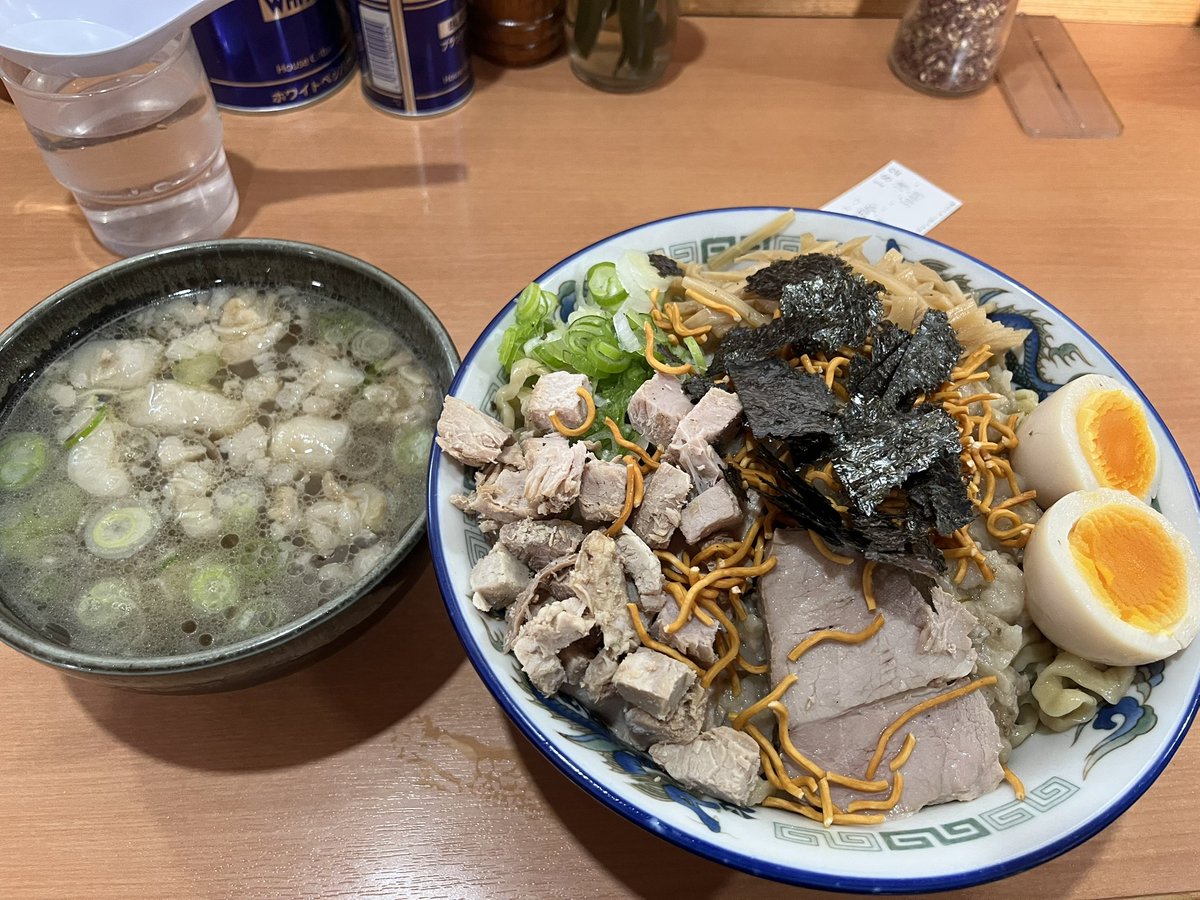 tantakatan4's tweet photo. きまぐれまかない@ケンちゃんラーメン山形店 山形県山形市 硬めの太縮れ麺、ニンニクの効いた醤油ダレ、チャーシュー・ネギ・メンマ・煮卵・角チャー・海苔・ベビースター。背脂の浮いた煮干スープ付き。ケンちゃんの汁なしは、美味かった https://t.co/gqG8FOOFPx