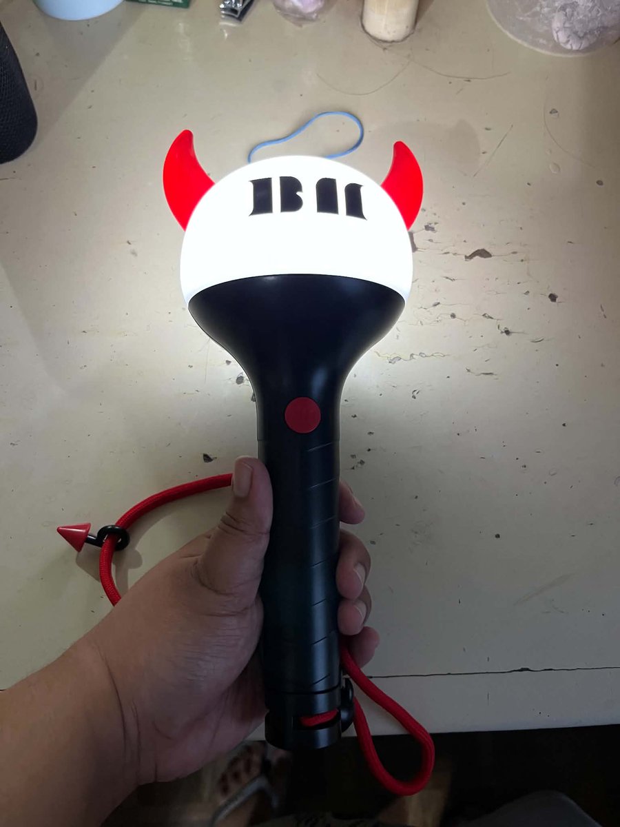 Moneylaneeee's tweet photo. My lightstick is finally here!😘 https://t.co/giLeNtOTSK