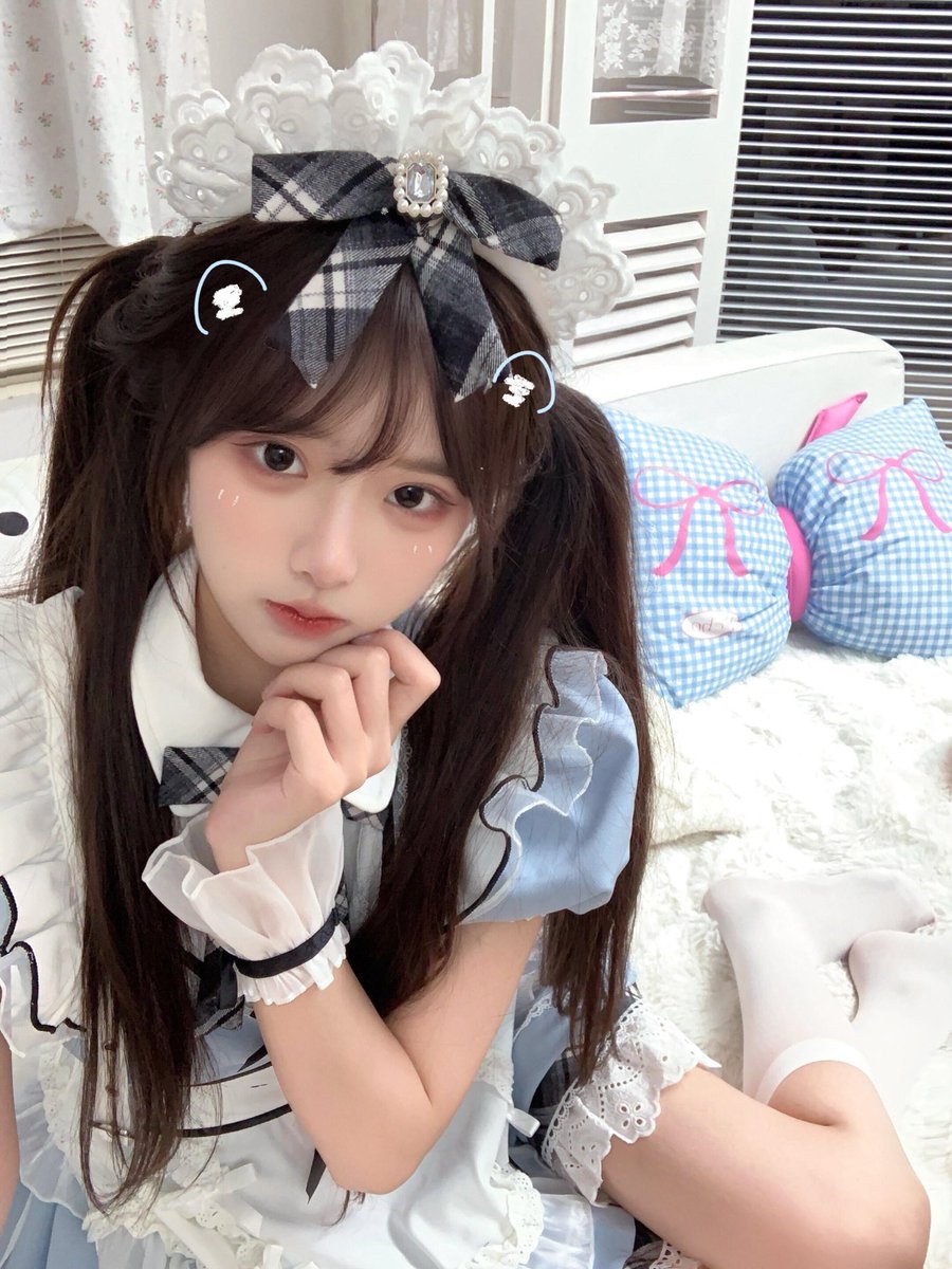 alyssa72he2's tweet photo. 谁要锐评女高中生的福啊？

心情不好来X发泄，免费给福看！！！

不要🚪，来都给嗷~ https://t.co/ycSpIEFgYo