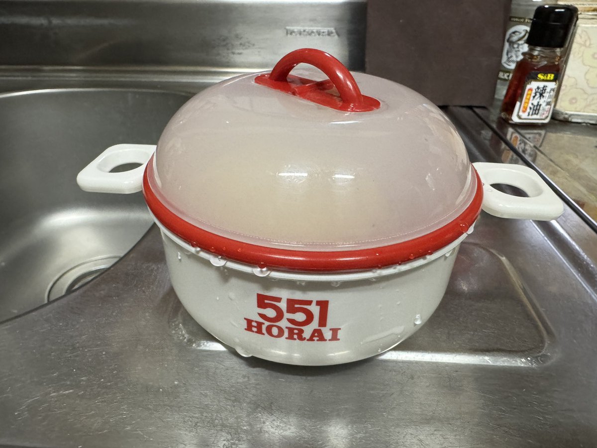 MASAHARU_SIDE's tweet photo. 買っておいて良かった、551蓬莱のレンジ用蒸し器が便利すぎる
チルドの豚まんはもちろん、ちまきだって温められちゃう
最高だぜぇ…… https://t.co/YWcGEv0yEF
