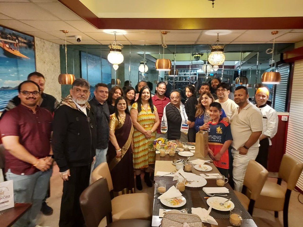SamikBJP's tweet photo. নেদারল্যান্ডসে Overseas Friends of BJP-এর কর্মী-সমর্থক এবং প্রবাসী ভারতীয়দের সঙ্গে সাক্ষাৎ ও মতবিনিময়ের সুযোগ হল।

ভারত থেকে হাজার হাজার কিলোমিটার দূরে থেকেও ভারতীয়দের মধ্যে বিজেপির প্রতি যে গভীর আস্থা, ভালোবাসা ও আবেগ রয়েছে, তা এই সাক্ষাতে অত্যন্ত স্পষ্টভাবে অনুভব করলাম। দেশের মাটি থেকে দূরে থেকেও ভারতবর্ষ, ভারতীয় সংস্কৃতি, ঐতিহ্য এবং দেশের উন্নয়ন ও গৌরবের প্রতি তাঁদের অটুট টান সত্যিই অনুপ্রেরণাদায়ক।

Overseas Friends of BJP, Netherlands-এর কর্মীদের সঙ্গে দেশ ও সমসাময়িক বিভিন্ন বিষয় নিয়ে অত্যন্ত আন্তরিক ও প্রাণবন্ত আলোচনা হয়েছে। তাঁদের প্রশ্ন, মতামত ও ভাবনাগুলি মন দিয়ে শুনেছি। পারস্পরিক মতবিনিময়ের এই পর্ব শুধু মূল্যবানই নয়, প্রবাসী ভারতীয়দের সঙ্গে দেশের সম্পর্ককে আরও গভীর করার এক গুরুত্বপূর্ণ সুযোগ।

নেদারল্যান্ডসের বিজেপি পরিবারের উষ্ণ আতিথেয়তা, ভালোবাসা ও আন্তরিকতার জন্য জানাই আন্তরিক কৃতজ্ঞতা।

দেশের বাইরে থেকেও যাঁরা ভারতের স্বার্থ, ভারতীয় মূল্যবোধ এবং একটি শক্তিশালী, আত্মনির্ভর ও গৌরবময় ভারত নির্মাণের সংকল্পকে এগিয়ে নিয়ে চলেছেন—তাঁদের প্রত্যেককে জানাই আন্তরিক অভিনন্দন।