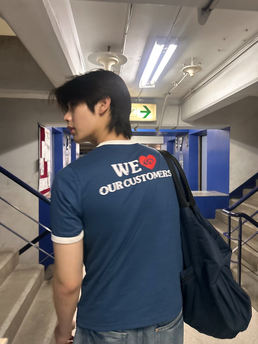 Preawctcpp's tweet photo. ใส่เสื้อน้ำเงินแล้วหล่อเหมือนที่เวฟเคยบอกจริง ๆ ด้วย📸🌟

#tthi_eks https://t.co/UiYxAgF8WN