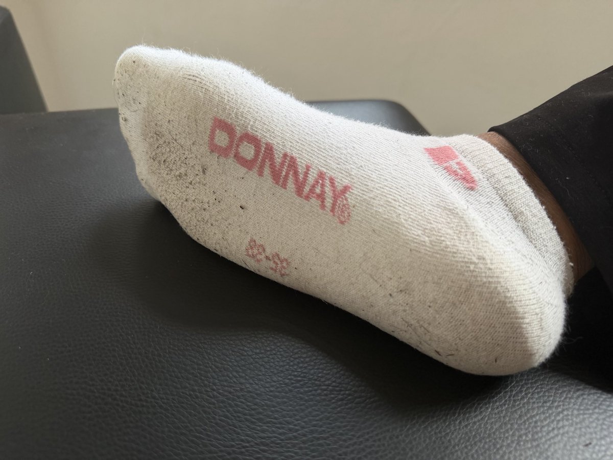 Missshaquila's tweet photo. Finde sieht sehr dreckig aus, ich mags und ich Loser mögt das auch. 
💅🏾 
Wenn du mehr dreckige Socken sehen willst, schreib mir und stell dich vernünftig vor. Evtl schicke ich sie dir 🔥
Vergesst nicht bei Revolut rein zu schauen. #feet #socken #dreckigesocken #loser #findom https://t.co/LZnpGEi1NN