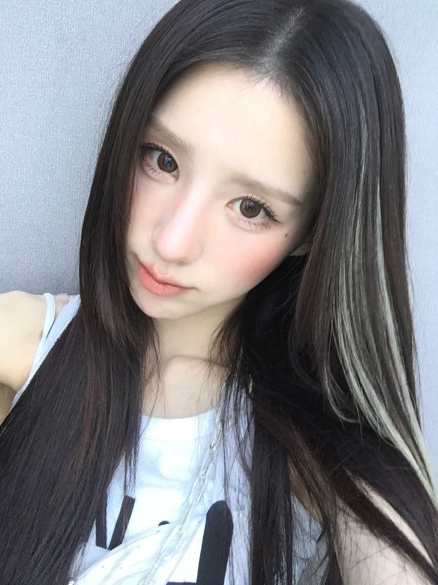itzypopbase's tweet photo. ARTMS’ Heejin has liked ITZY’s Yuna’s recent “Chin Jaw” challenge on Instagram — later expressing her excitement through Bubble:

“Would it be too much if I shared it on my story? I mean, she’s just so beautiful…I’m shy.” https://t.co/Z9lrWeAo28