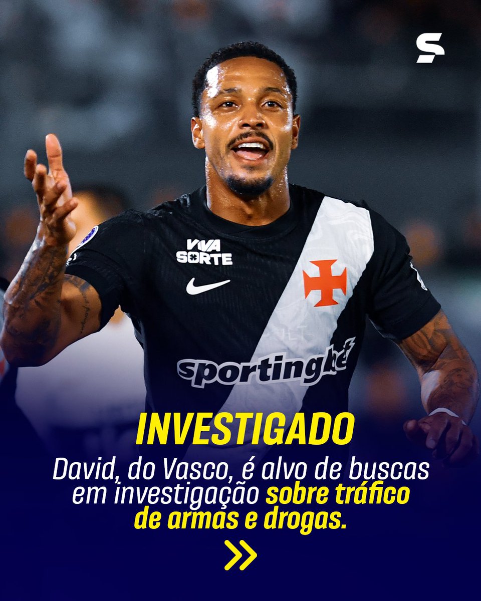 sportv's tweet photo. DAVID INVESTIGADO!💢🚨
David Corrêa, o DVD, atacante do Vasco, é alvo de uma operação que investiga um esquema de tráfico interestadual de drogas e armas. Nesta segunda-feira (31), agentes cumpriram mandados de busca e apreensão em endereços ligados ao jogador, incluindo sua residência e o CT do clube, no Rio de Janeiro. David acompanhou as diligências no CT e não quis falar com a imprensa na saída. O Vasco ainda não havia se manifestado sobre o caso. As buscas fazem parte da investigação e, até o momento, não significam condenação ou comprovação de envolvimento do atleta nos crimes investigados. ⚖️

🗞️: TV Globo e G1

📸: Getty Images

*Contém texto alternativo

#BrasileiraoNoSportv #Vasco #DavidCorrea #FutebolBrasileiro
