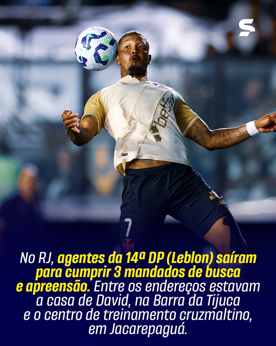 sportv's tweet photo. DAVID INVESTIGADO!💢🚨
David Corrêa, o DVD, atacante do Vasco, é alvo de uma operação que investiga um esquema de tráfico interestadual de drogas e armas. Nesta segunda-feira (31), agentes cumpriram mandados de busca e apreensão em endereços ligados ao jogador, incluindo sua residência e o CT do clube, no Rio de Janeiro. David acompanhou as diligências no CT e não quis falar com a imprensa na saída. O Vasco ainda não havia se manifestado sobre o caso. As buscas fazem parte da investigação e, até o momento, não significam condenação ou comprovação de envolvimento do atleta nos crimes investigados. ⚖️

🗞️: TV Globo e G1

📸: Getty Images

*Contém texto alternativo

#BrasileiraoNoSportv #Vasco #DavidCorrea #FutebolBrasileiro