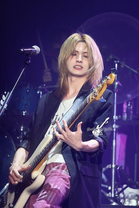 kurllyjoo's tweet photo. 아 그래 주연이가 소재감있는 게 어울리니까...찾다보니 생각보다 많이는 없는데 확실히 과할정도로 강렬한 패턴을 잘 받아내긴한다. https://t.co/S5OeBEB5rf