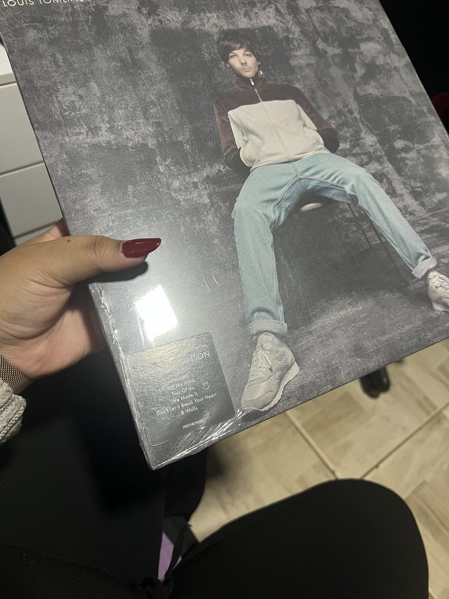 hswallxs's tweet photo. 🚨VENDO VINIL WALLS LOUIS TOMLINSON LACRADO

R$300 + frete (valor negociável) 

tags: louis tomlinson venda vendendo one direction walls vinil https://t.co/4vKNSSW3jO