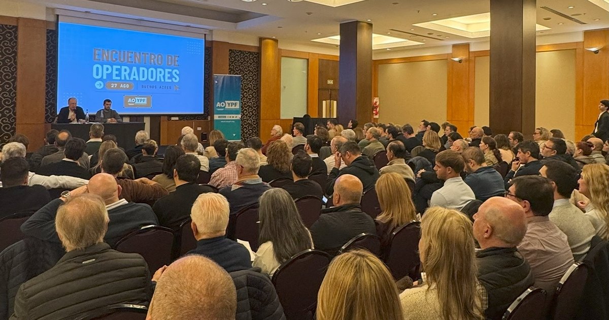 AOYPFORG's tweet photo. Más de 200 operadores de todo el país participaron del Encuentro de la AOYPF
La jornada comenzó con una reunión de trabajo conjunta entre la Comisión Directiva y el equipo de Retail de YPF, continuó con un plenario de operadores y cerró con una presentación de Claudio Zuchovicki. https://t.co/aYdhvjX2bN