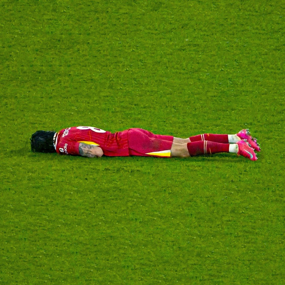 Stunner_Lfc's tweet photo. Less than 30hours left for Liverpool to sign RW ,RB,LB and a DM😭😭 https://t.co/el0E5lZpMk