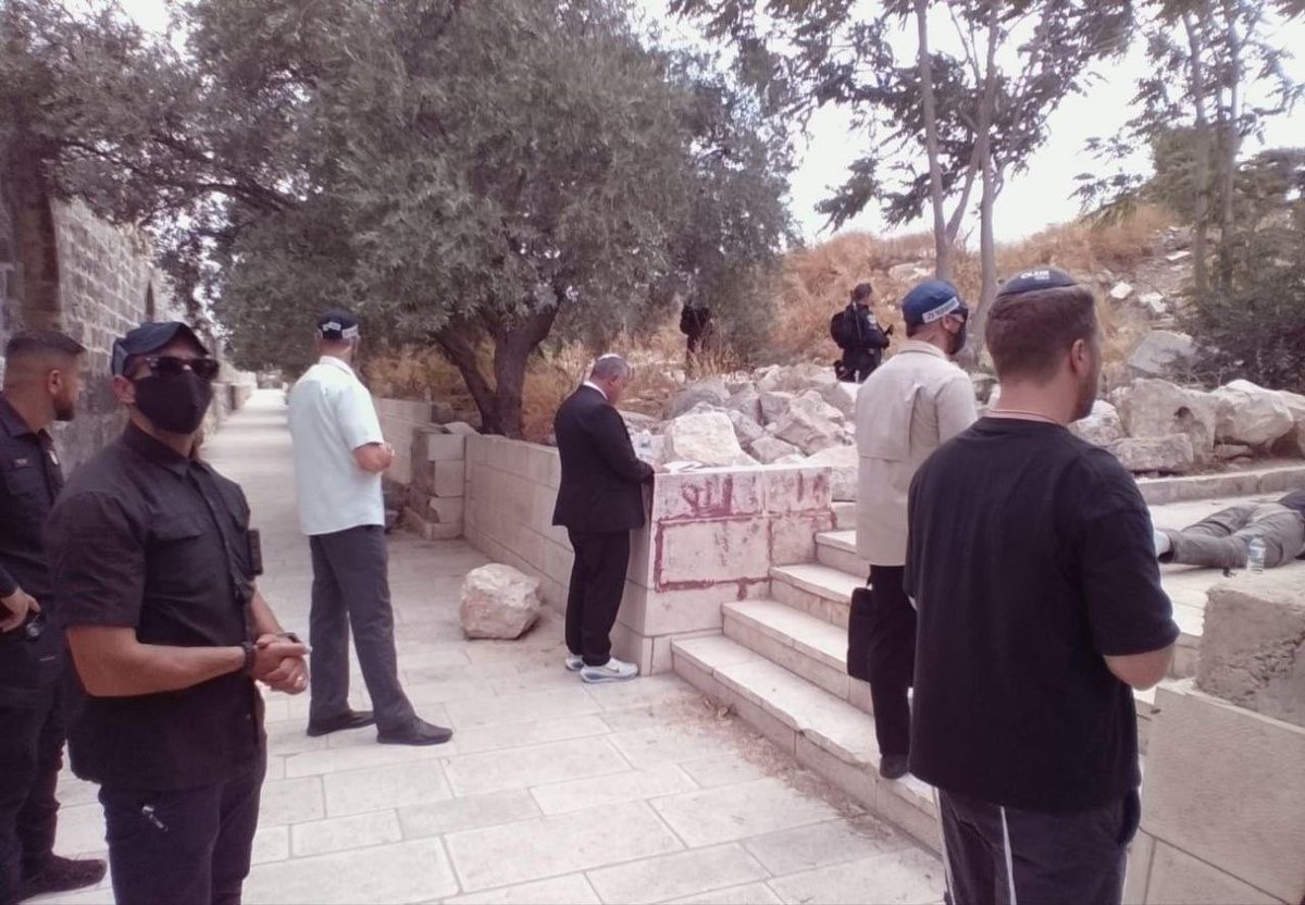 Timesofgaza's tweet photo. 🔴 BREAKING | Israeli National Security Minister Itamar Ben-Gvir storms the Al-Aqsa Mosque compound and performs Talmudic rituals. https://t.co/oIzdUZzViA
