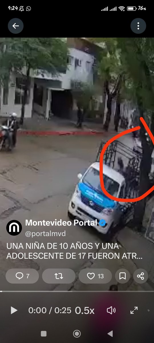 GuilleElan's tweet photo. @portalmvd Eso que está ahí no es un auto estacionado? Para los estupidos que hablan de la reacción y la atención. Que mierda iba a ver el que maneja si las gurisas le aparecen de golpe https://t.co/7aZV95uyVD