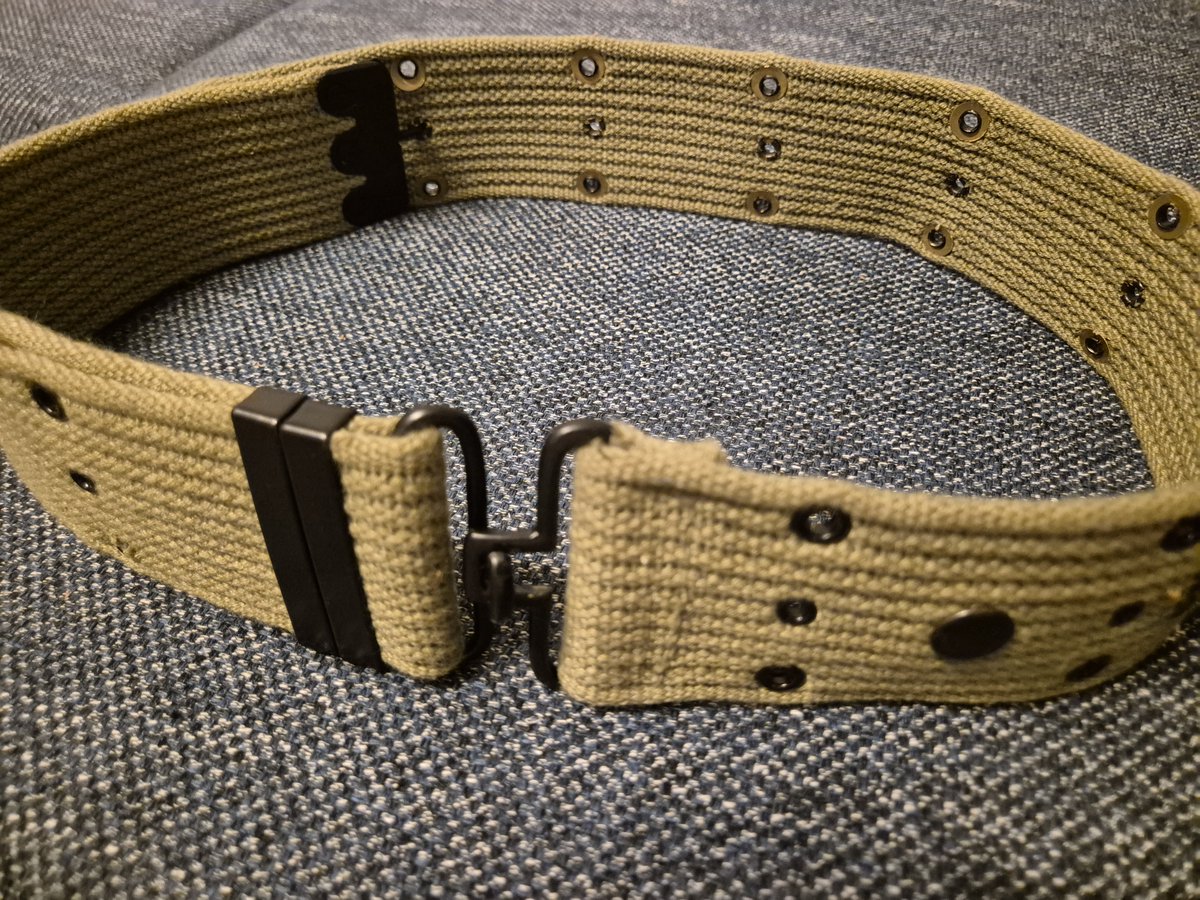 Jay82179250's tweet photo. Trying to larp as USMC in ww2.
first: gun belt M36 in OD Green colour. 
That's the replica of one made after 1942 (before 1942 adjustment loops were welded).
By using the loops, you can attach extra equipment.
#pacificwar #history #uniforms #uniformhistory #ww2 #reenactment https://t.co/lZ46GmHth3