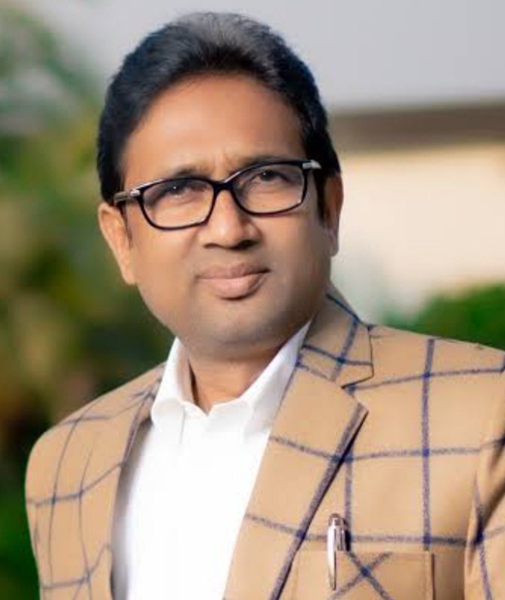 JaikyYadav16's tweet photo. आज लखनऊ में मायावती जी ने पार्टी की बैठक रखी थी जिसमें दिवंगत नेता उमाशंकर सिंह जी के बेटे भी शामिल हुए थे।

ये उनकी पहली सियासी मीटिंग थी।

बलिया की रसड़ा सीट से विधायक रहे दिवंगत नेता उमाशंकर सिंह जी का अभी हाल ही में लंबी बीमारी से निधन हुआ था। 

आज जब उनके बेटे युकेश सिंह को पार्टी में सबसे आगे  बैठा देखा गया तो उनकी राजनीति को लेकर 

तमाम कयासों का पिटारा खुल गया कि वही अपने पिता के अगले उत्तराधिकारी होंगे। और हों भी क्यों न? उनके पिता बसपा के कद्दावर नेता थे।

जो बलिया की रसड़ा सीट से लगातार विधायक बने थे।

मैं तो कहता हूं अगर युकेश चुनाव लड़ता है तो अन्य पार्टियों को वहां प्रत्याशी ही नहीं उतारना चाहिए।