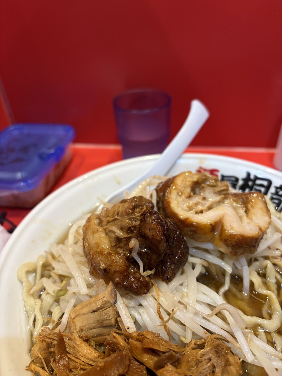 mv25gp40zx40z75's tweet photo. 桐龍45　麺屋桐龍🐉東川口本店

小らーめん、麺硬、大蒜、鶏ほぐし、生卵、アレ、❗️（スタミナほぐし×5）持ち帰り
今夜はデフォ❗️美味しい🤤
豚バラが最高の部位✌️
端豚あざます😎

トマト🍅の酸味も良い❗️

大満足🤣

ごちそうさまでした♪

家でスタミナほぐし丼が楽しみ😊

#麺屋桐龍東川口 https://t.co/EWsqECZczh