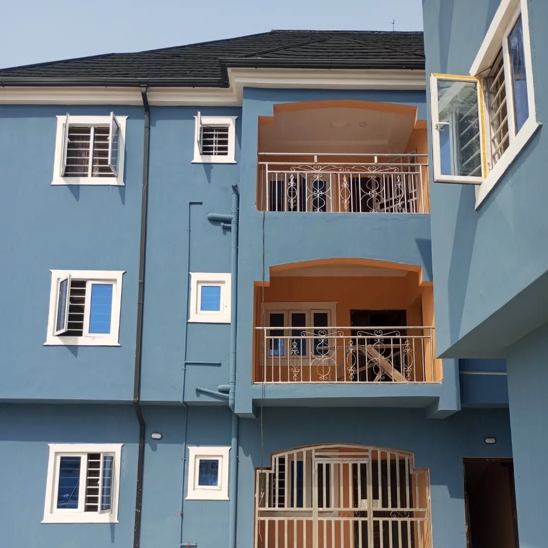 biggestposh's tweet photo. Hey lovelies 🥹 I’ve missed being here!

House searching in Lagos almost finished me 😭 The prices vs what I was seeing? Nothing was adding up 🫠

But God did it! Got this room and parlour with full POP for ₦1.4m for 3 years in Yaba, Lagos. 🥹🏠

Moving in September! ❤️ https://t.co/imhvfNgb7T