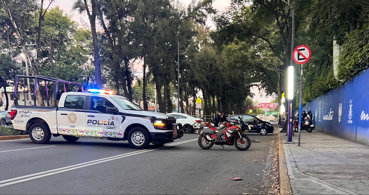 MrElDiablo8's tweet photo. #Precauciones |

Muere motero tras accidente en Calzada Acoxpa, col. Vergel Coyoacán. 

QEPD https://t.co/a5Y7Nim73z