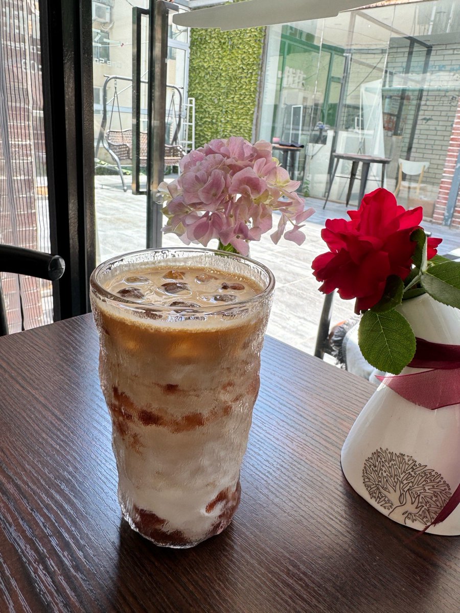 Franck_Rossi_'s tweet photo. Craving a quick pick-me-up Whip up iced vanilla latte in 2 mins: brew espresso, add chilled oat milk u0026 a dash of vanilla syrup. Perfect for busy mornings!， https://t.co/Muf9N3CSfe